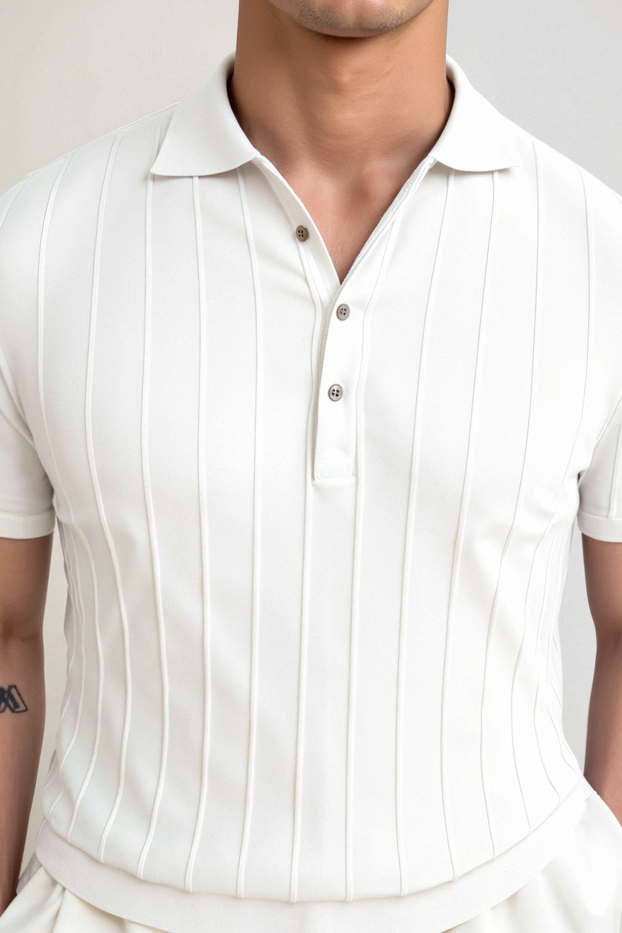 Polo con botones de rayas verticales