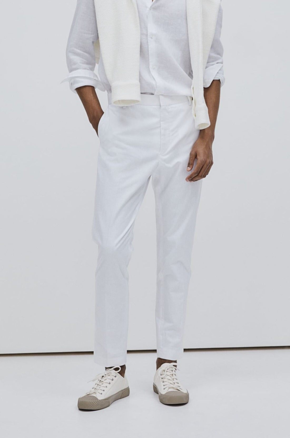 Pantalones chinos elegantes y espaciales ajustados