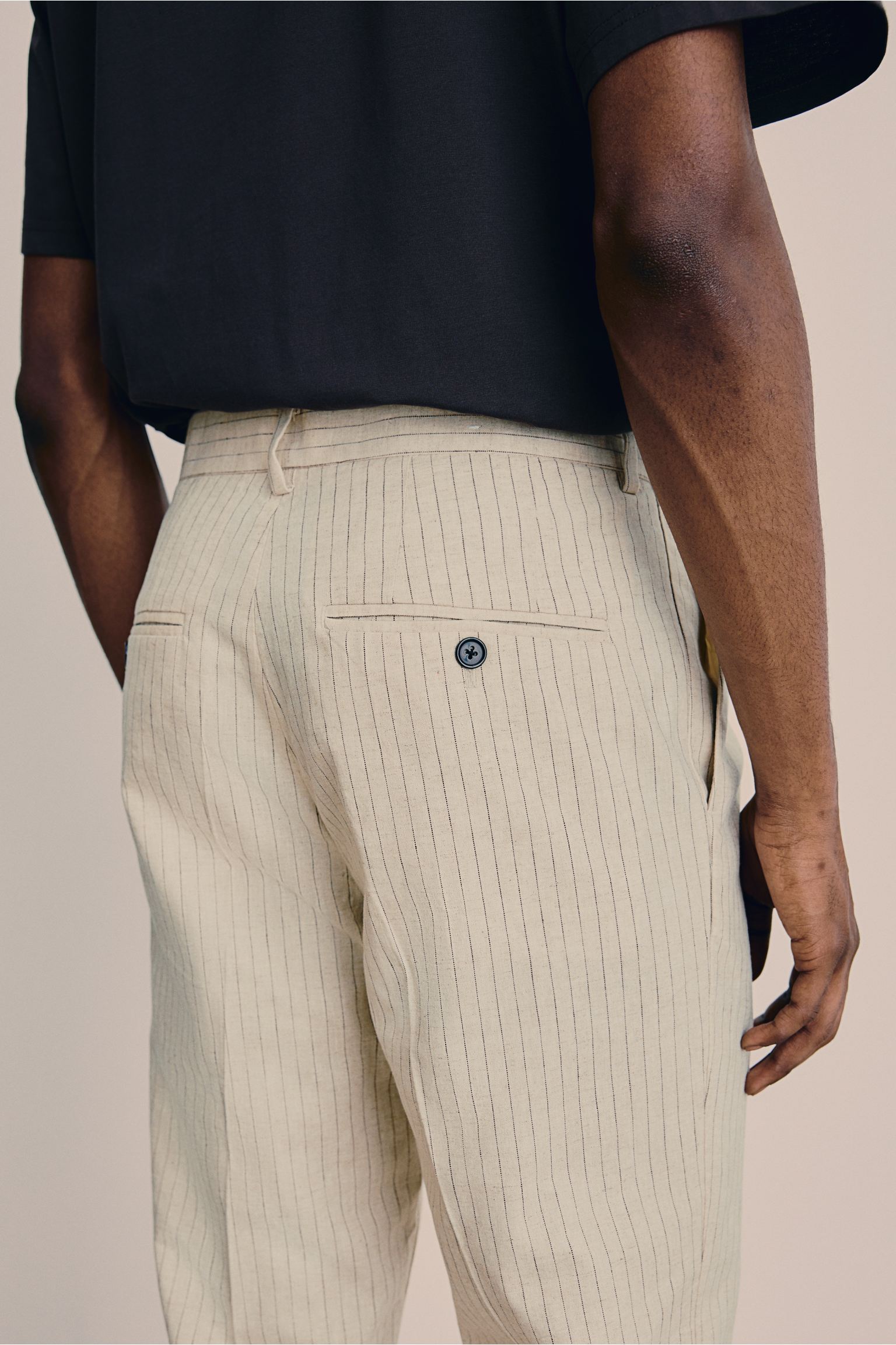 Pantalones chinos elegantes y espaciales ajustados