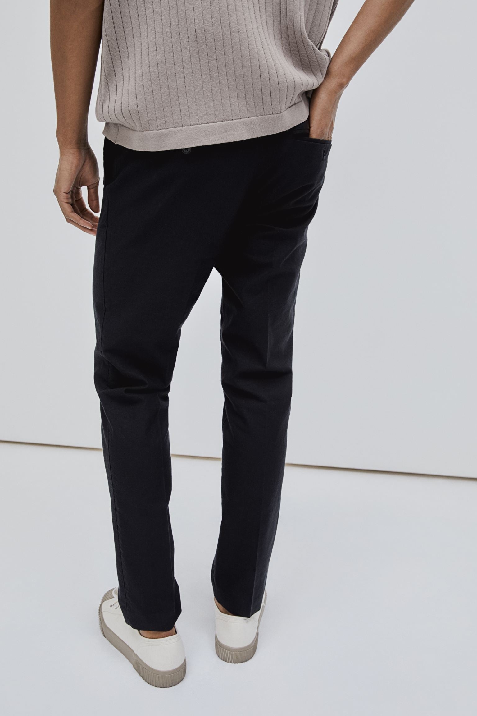 Pantalones chinos elegantes y espaciales ajustados