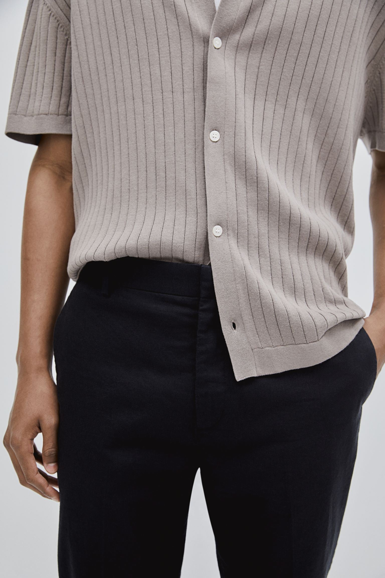 Pantalones chinos elegantes y espaciales ajustados