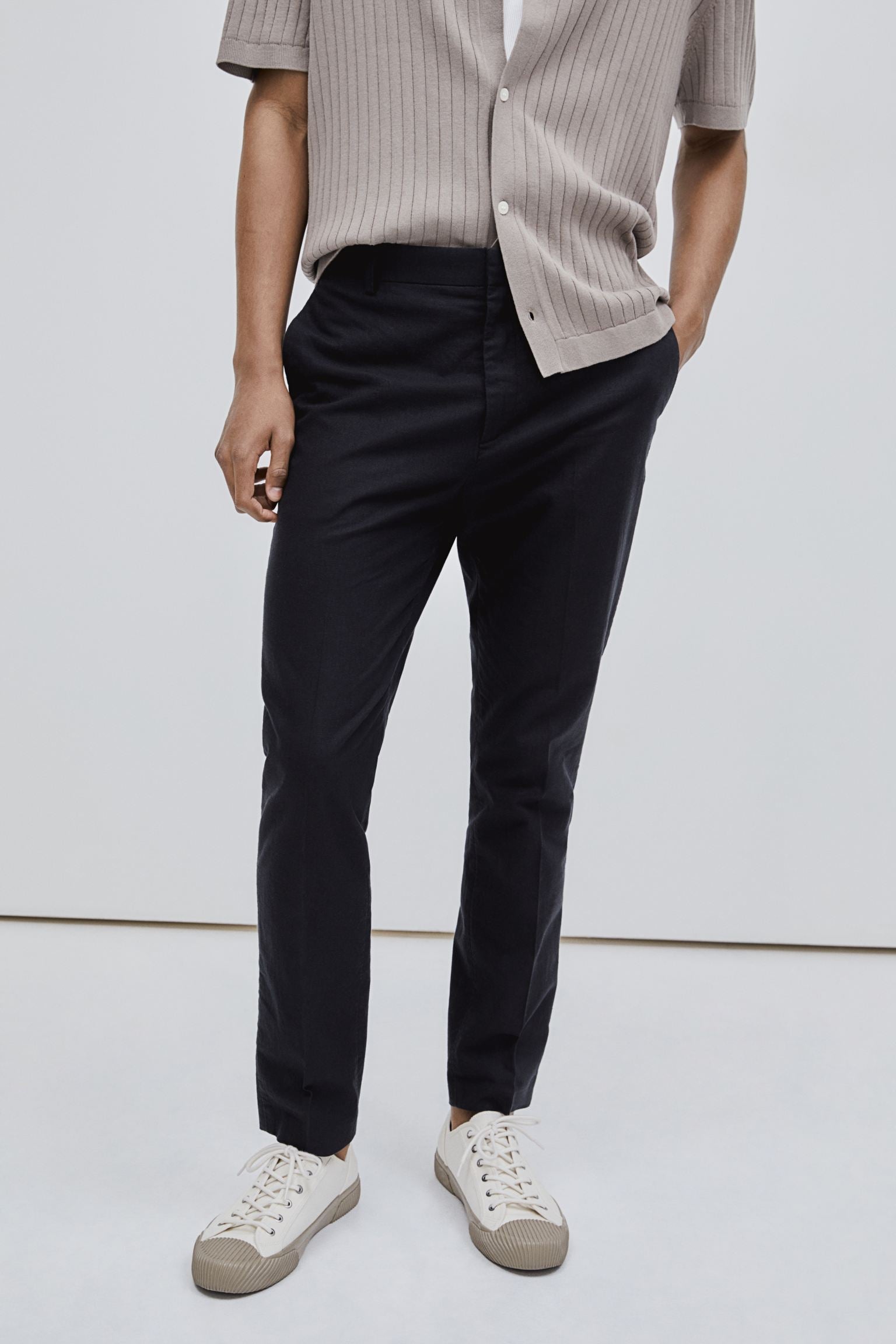 Pantalones chinos elegantes y espaciales ajustados