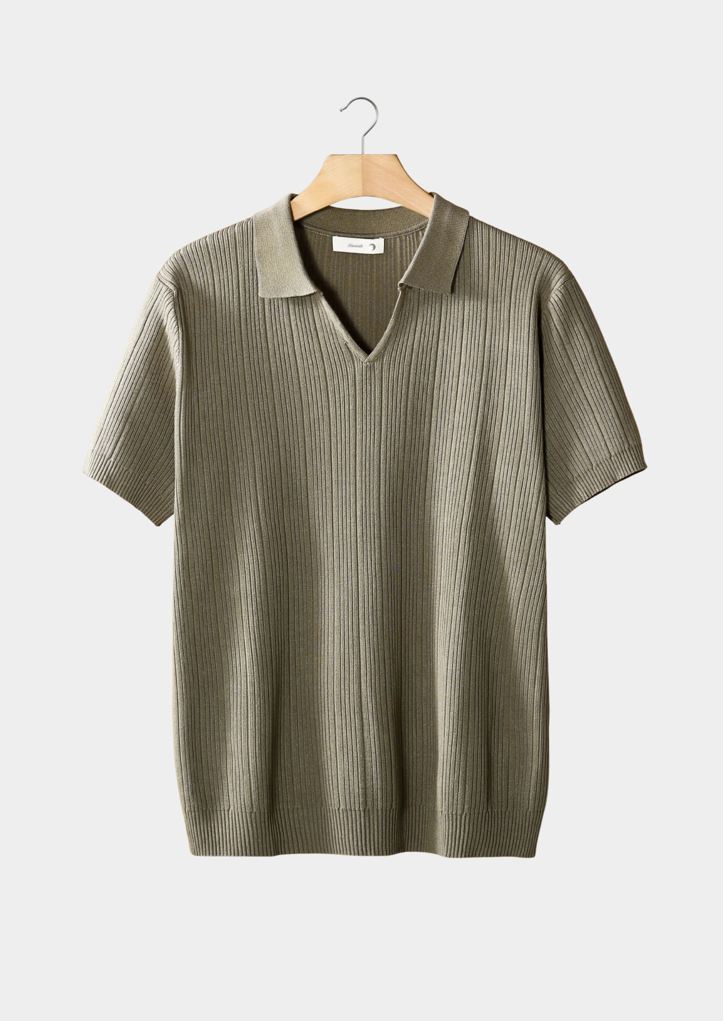 POLO ACANALADO CON CUELLO ABIERTO