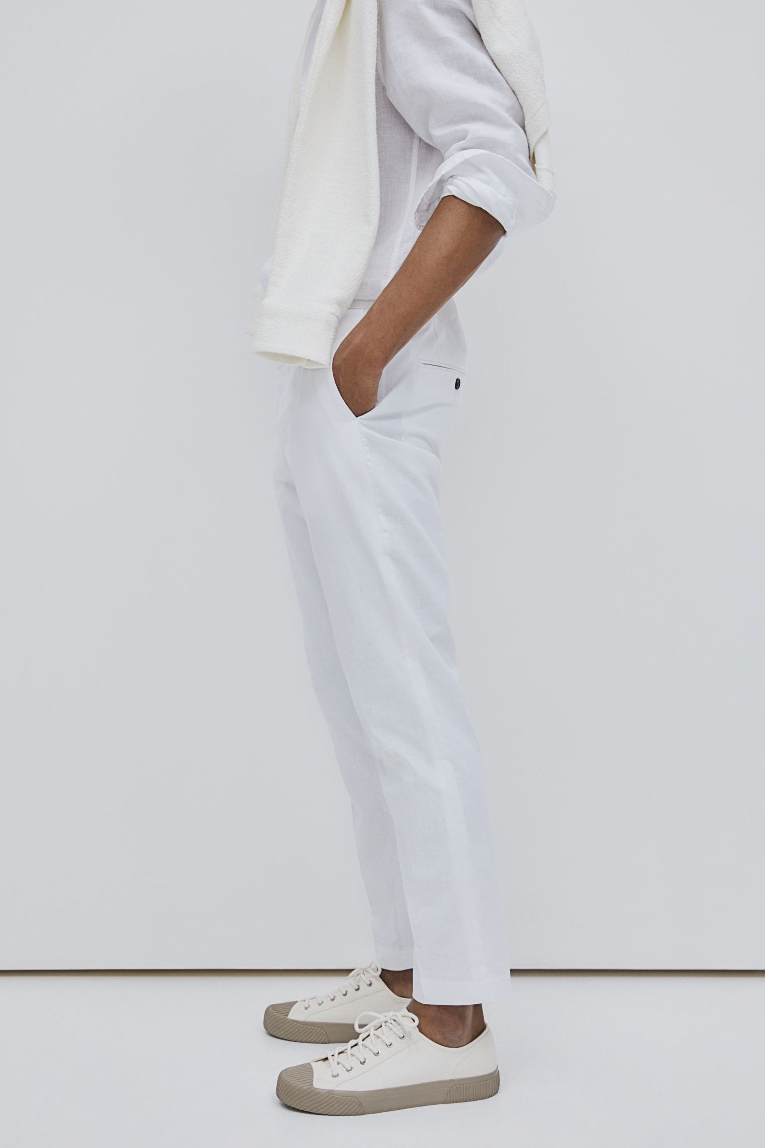 Pantalones chinos elegantes y espaciales ajustados