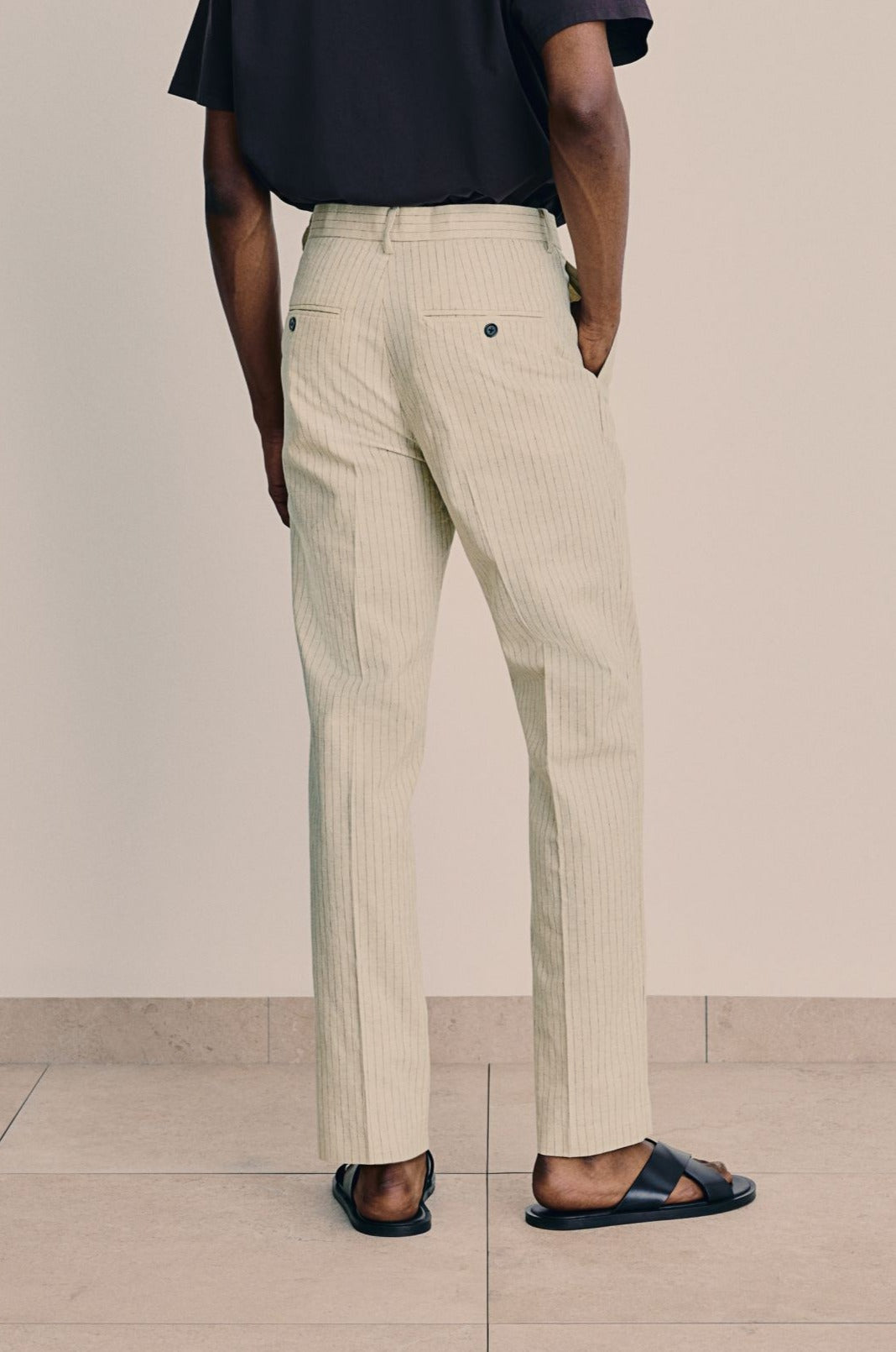 Pantalones chinos elegantes y espaciales ajustados 