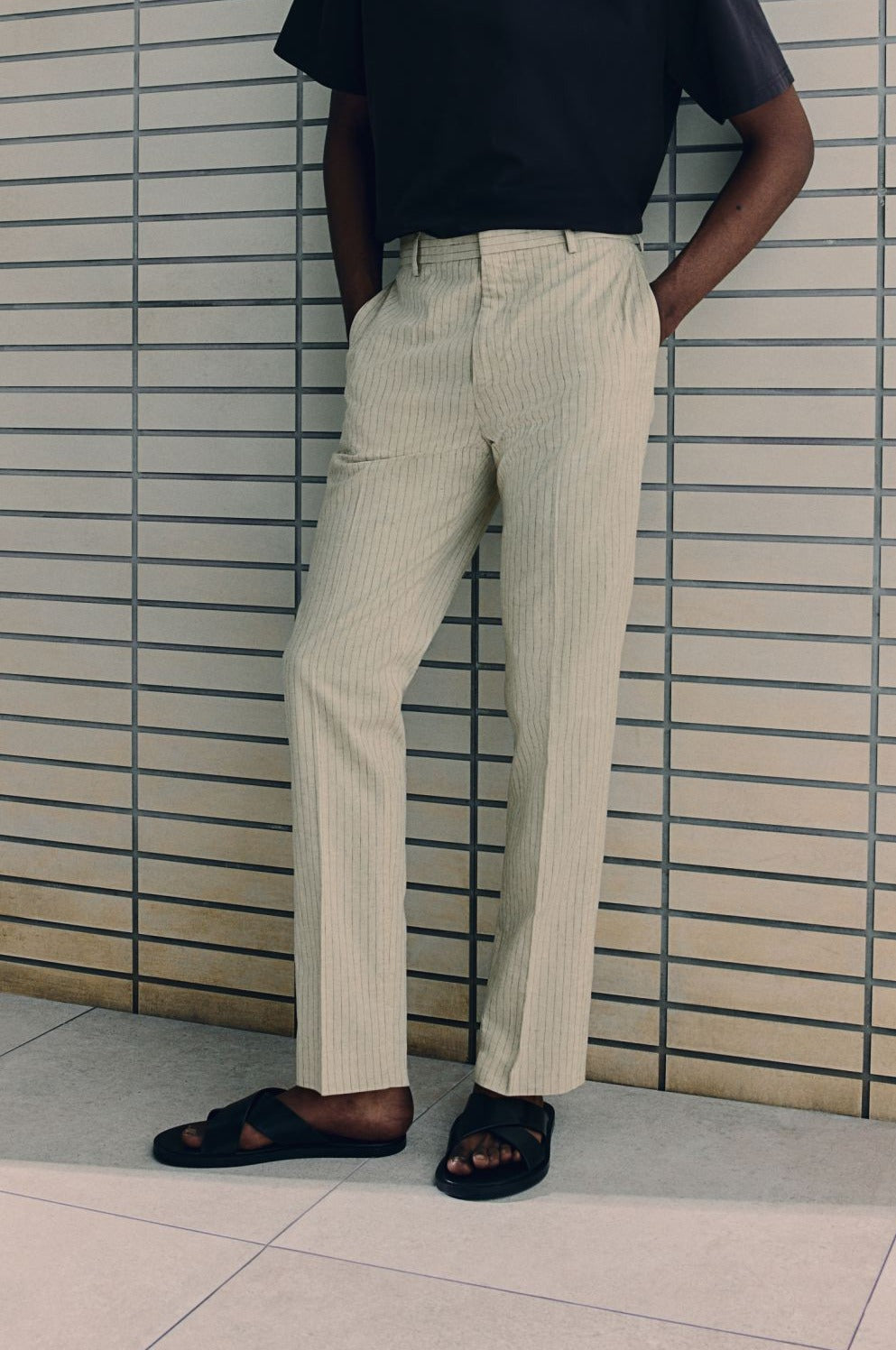 Pantalones chinos elegantes y espaciales ajustados 