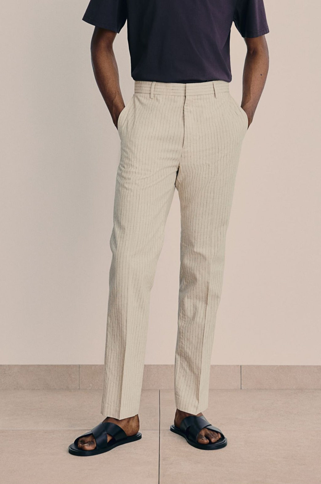 Pantalones chinos elegantes y espaciales ajustados 