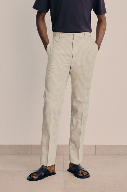 Pantalones chinos elegantes y espaciales ajustados 