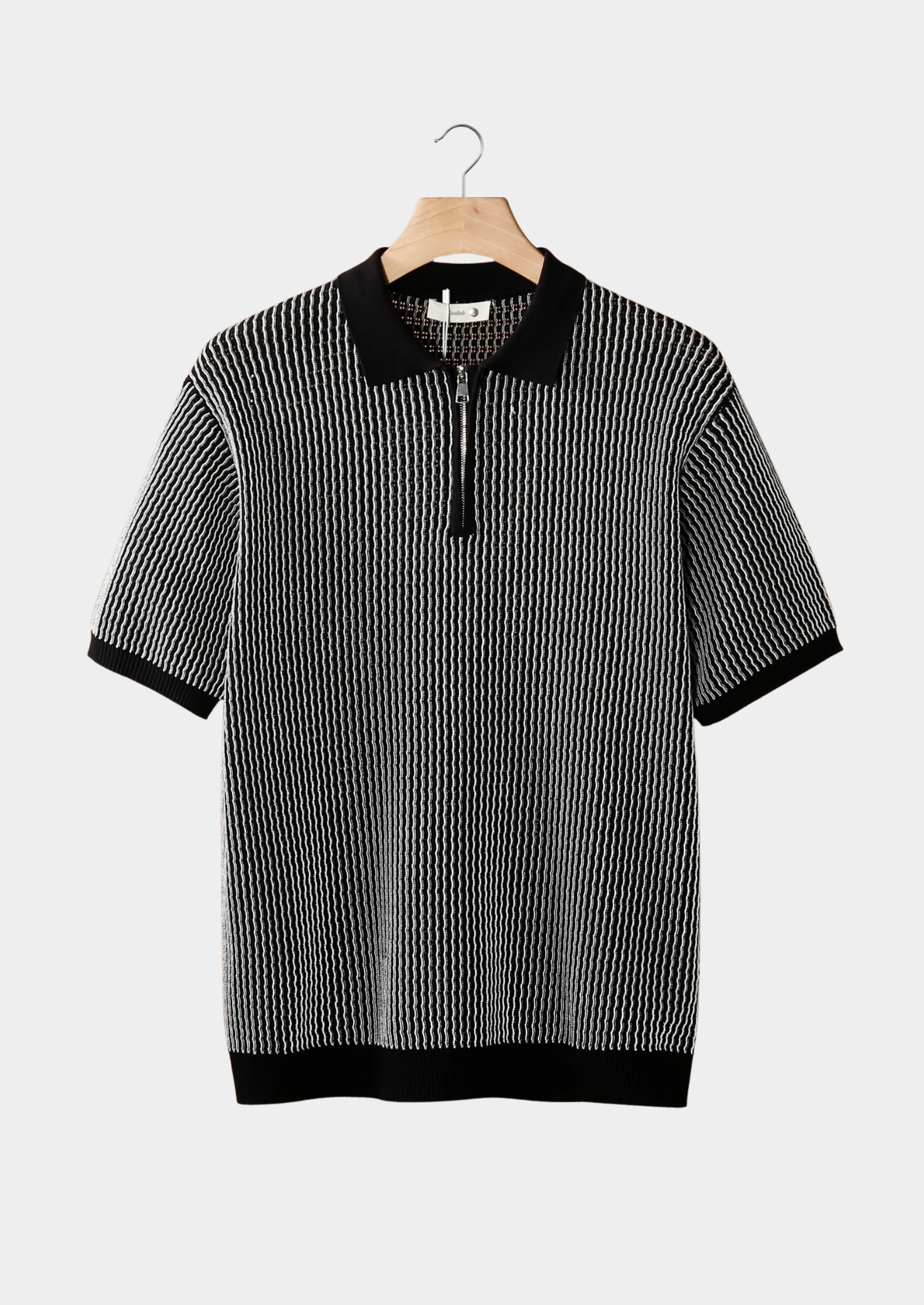 POLO CON CREMALLERA Y TEXTURA GEOMÉTRICA