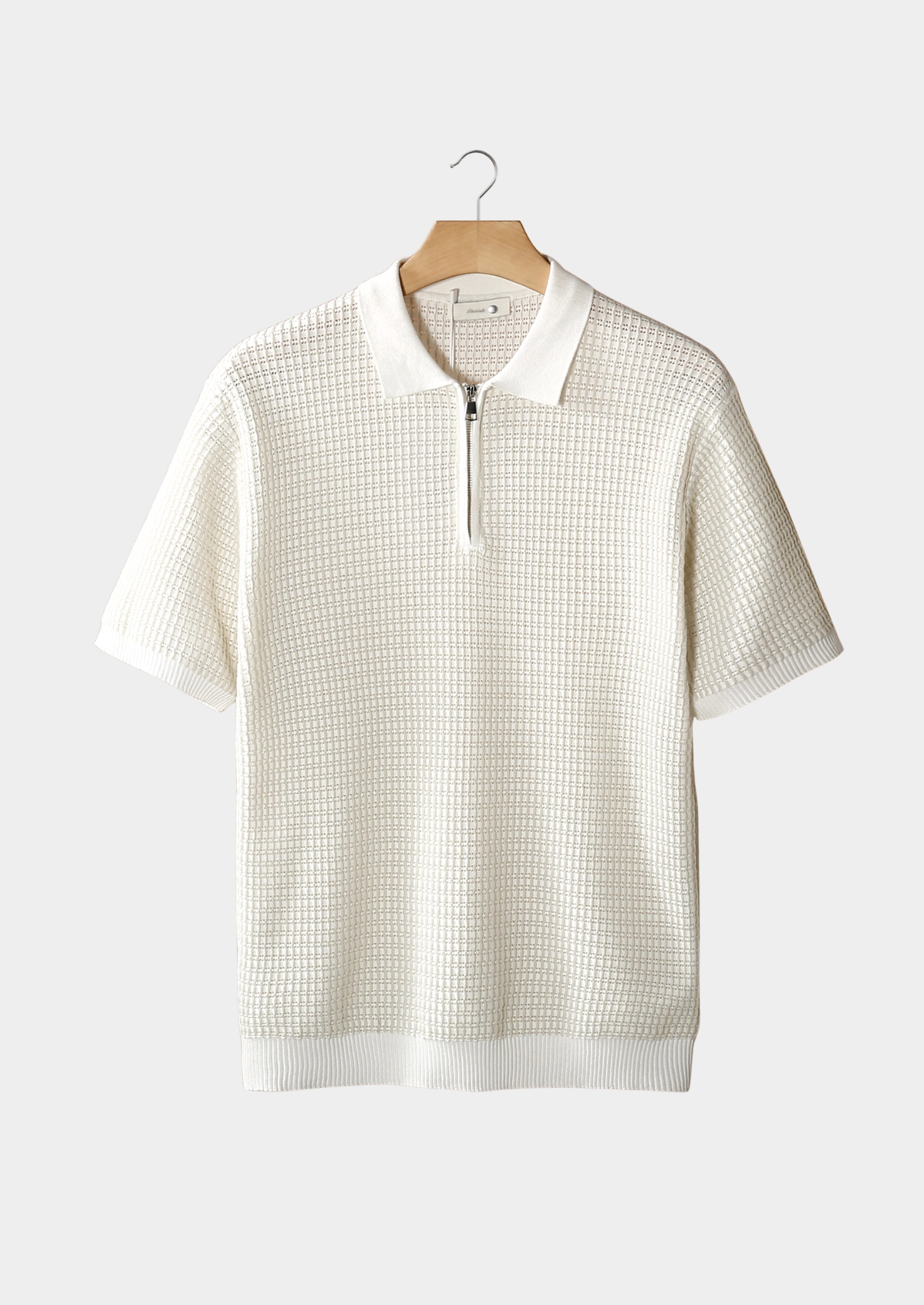 POLO CON CREMALLERA Y TEXTURA GEOMÉTRICA