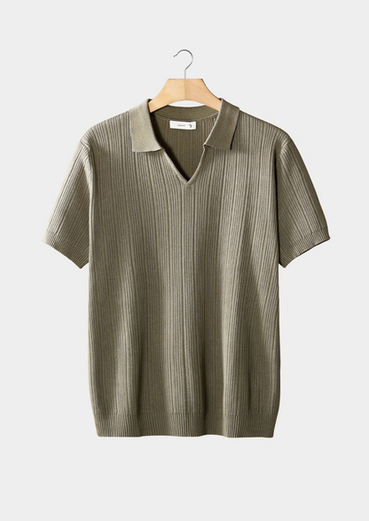 POLO ACANALADO CON CUELLO ABIERTO