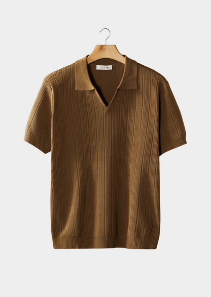 POLO ACANALADO CON CUELLO ABIERTO