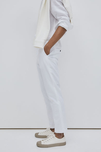 Pantalones chinos elegantes y espaciales ajustados 